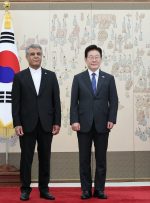 تقدیم استوارنامه سفیر جدید جمهوری اسلامی ایران به رئیس‌جمهوری کره جنوبی