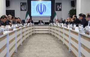 عارف: دولت متعهد است تحت هر شرایطی معیشت مردم را تأمین کند